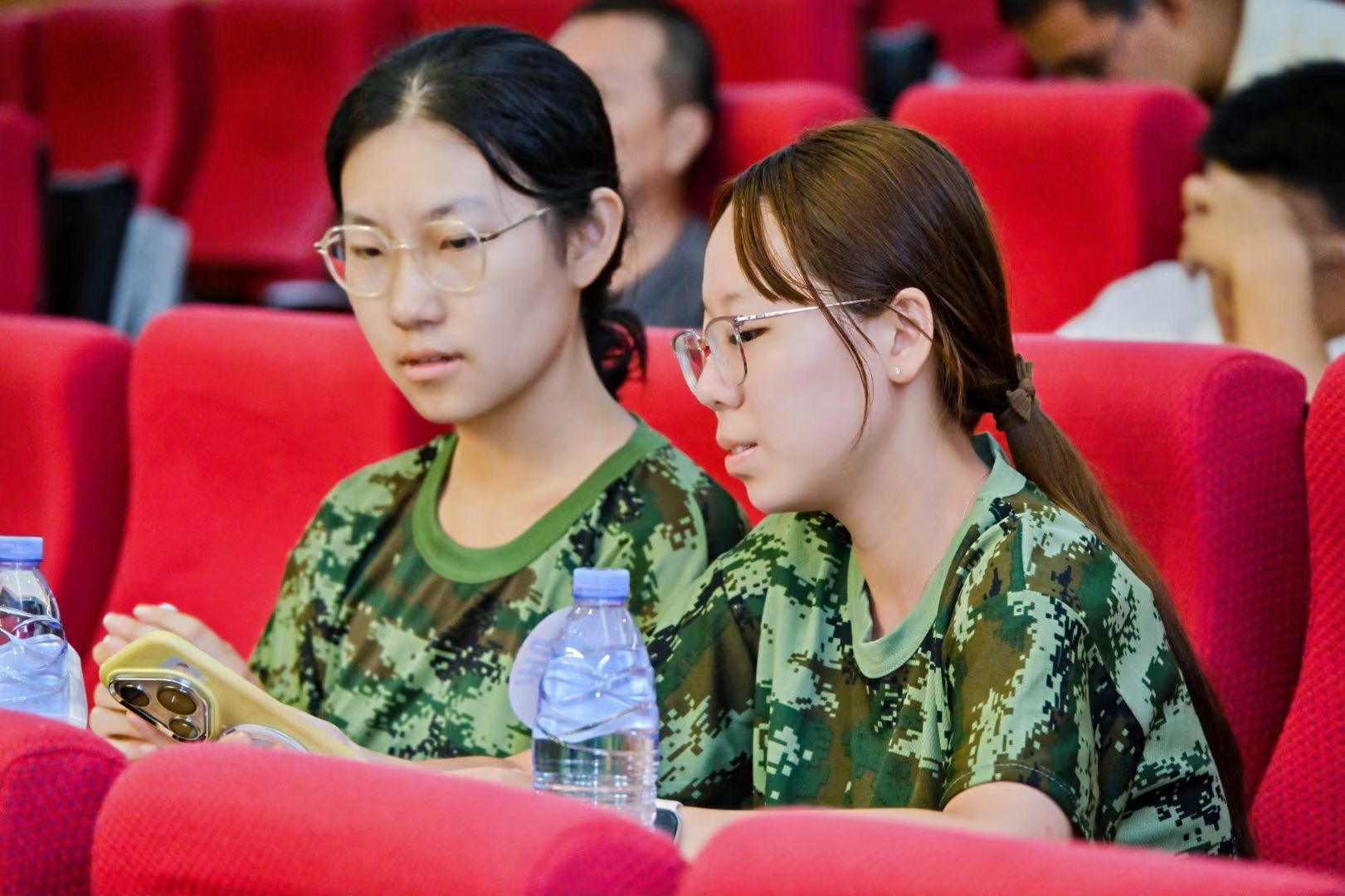 学生认真听讲